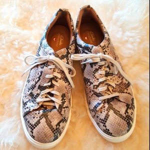 Clark unstructured sneaker.